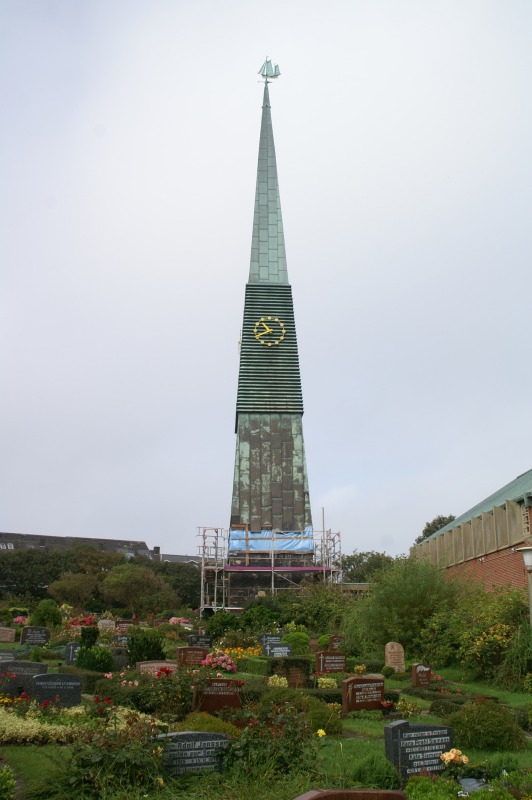 Der Kirchturm auf dem Helgoländer Oberland wird saniert und hat deshalb ein Gerüst rundherum bis in Sockelhöhe