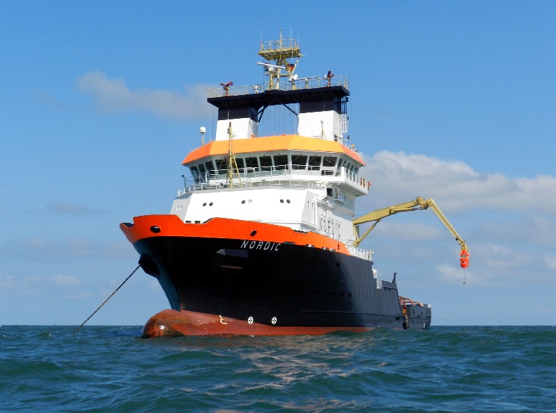 Der Hochseeschlepper Nordic in Helgoländer Gewässern von einem Boot aus aufgenommen.