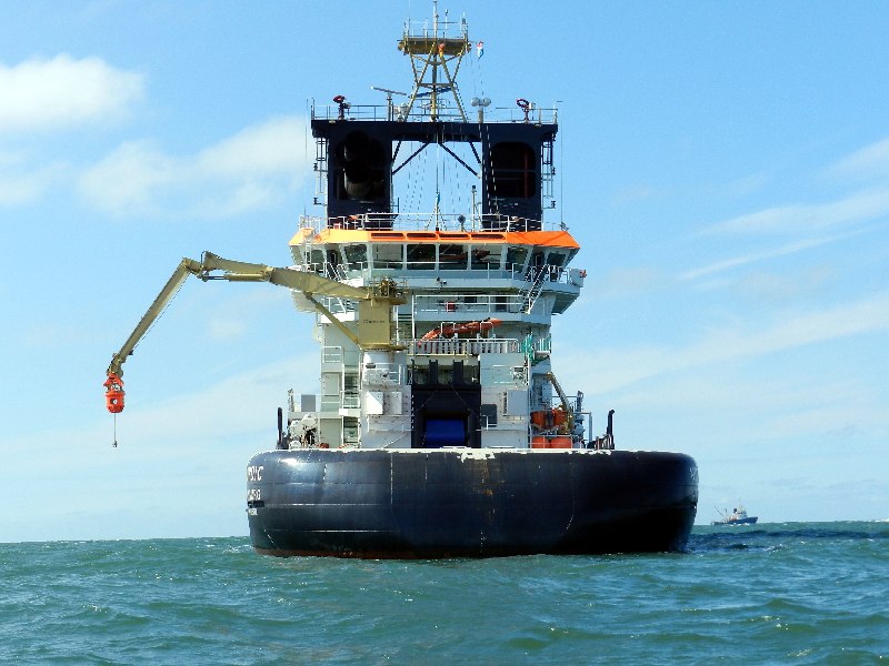 Der Hochseeschlepper Nordic in Helgoländer Gewässern von einem Boot aus aufgenommen.