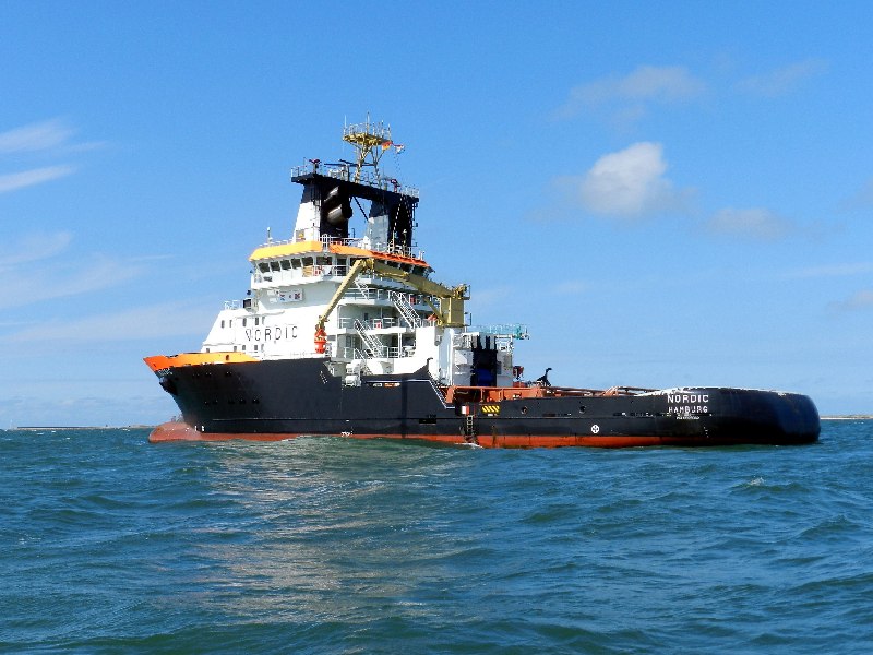 Der Hochseeschlepper Nordic in Helgoländer Gewässern von einem Boot aus aufgenommen.