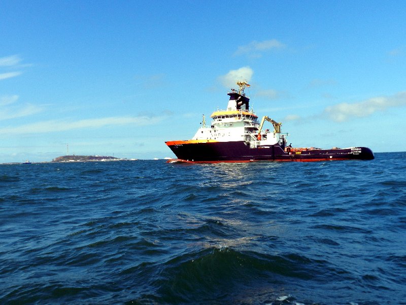 Der Hochseeschlepper Nordic in Helgoländer Gewässern von einem Boot aus aufgenommen.