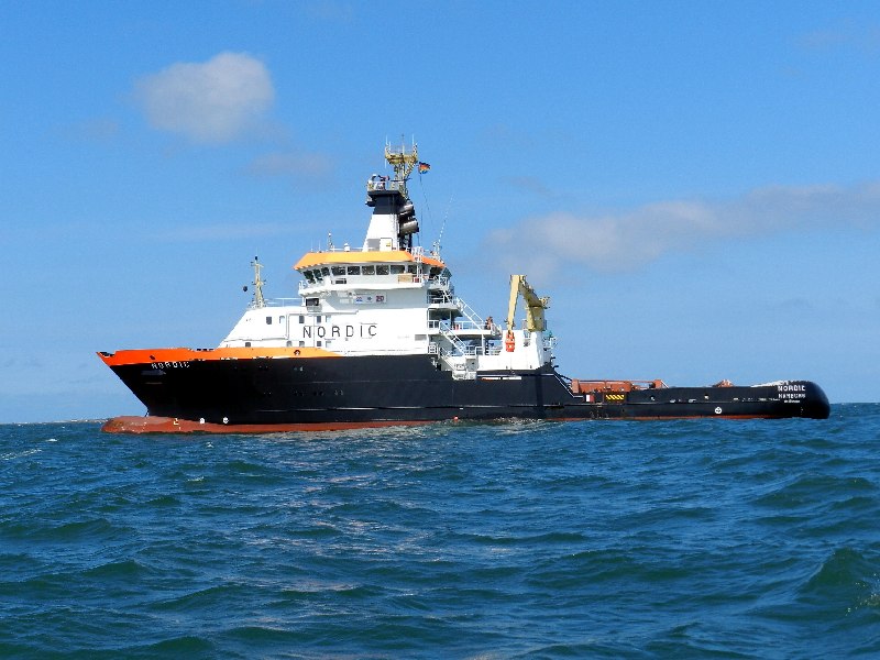 Der Hochseeschlepper Nordic in Helgoländer Gewässern von einem Boot aus aufgenommen.