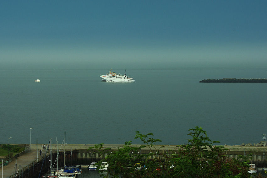 Das Passagierschiff Funny Girl ist am Nordstrand der Düne nach einer Havarie auf Grund gelaufen und liegt bei Niderigwasser deshalb leicht schief im Wasser.