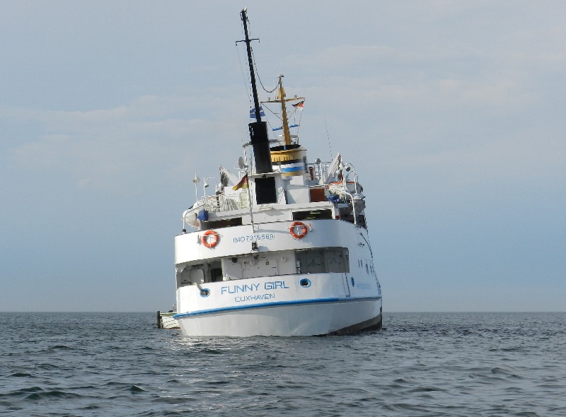 Das Passagierschiff Funny Girl ist am Nordstrand der Düne nach einer Havarie auf Grund gelaufen und liegt bei Niderigwasser deshalb leicht schief im Wasser.