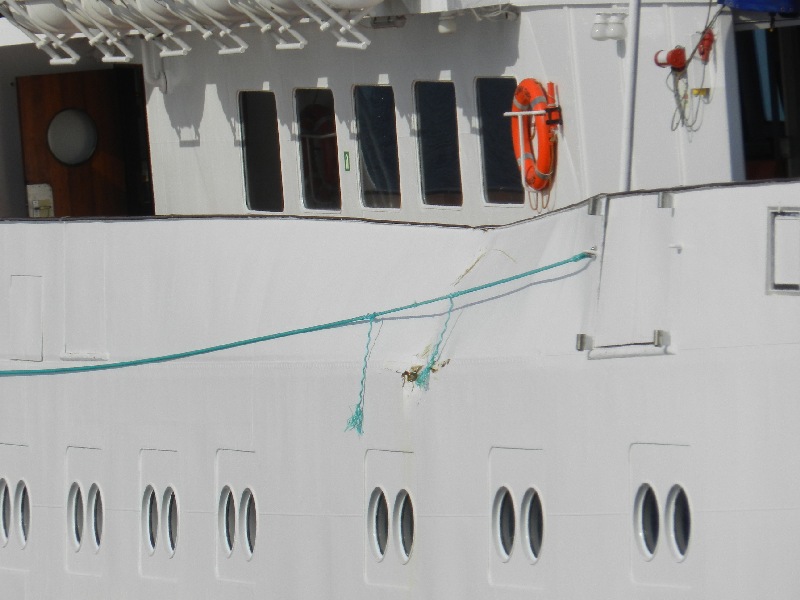 Das Passagierschiff Funny Girl ist am Nordstrand der Düne nach einer Havarie auf Grund gelaufen und liegt bei Niderigwasser deshalb leicht schief im Wasser.