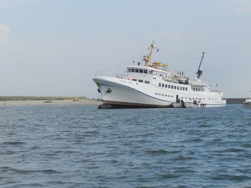 Das Passagierschiff Funny Girl ist am Nordstrand der Düne nach einer Havarie auf Grund gelaufen und liegt bei Niderigwasser deshalb leicht schief im Wasser.
