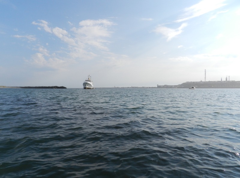 Das Passagierschiff Funny Girl ist am Nordstrand der Düne nach einer Havarie auf Grund gelaufen und liegt bei Niderigwasser deshalb leicht schief im Wasser.