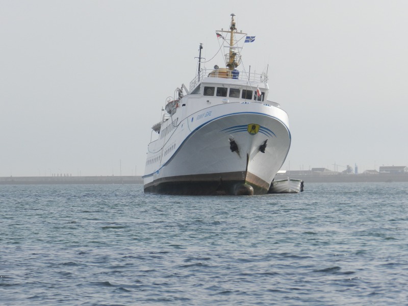 Das Passagierschiff Funny Girl ist am Nordstrand der Düne nach einer Havarie auf Grund gelaufen und liegt bei Niderigwasser deshalb leicht schief im Wasser.