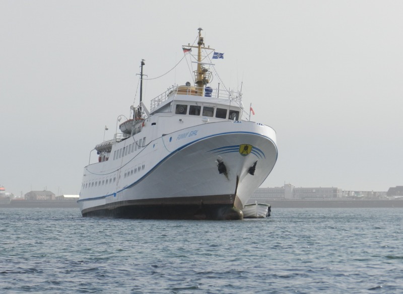Das Passagierschiff Funny Girl ist am Nordstrand der Düne nach einer Havarie auf Grund gelaufen und liegt bei Niderigwasser deshalb leicht schief im Wasser.