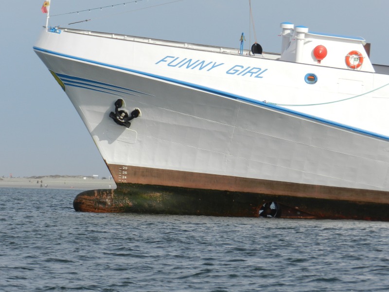 Das Passagierschiff Funny Girl ist am Nordstrand der Düne nach einer Havarie auf Grund gelaufen und liegt bei Niderigwasser deshalb leicht schief im Wasser.