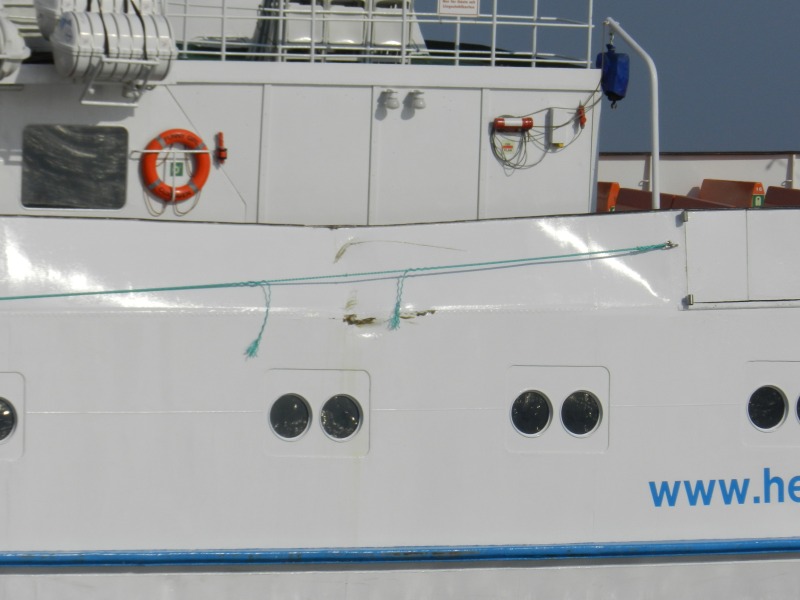 Das Passagierschiff Funny Girl ist am Nordstrand der Düne nach einer Havarie auf Grund gelaufen und liegt bei Niderigwasser deshalb leicht schief im Wasser.
