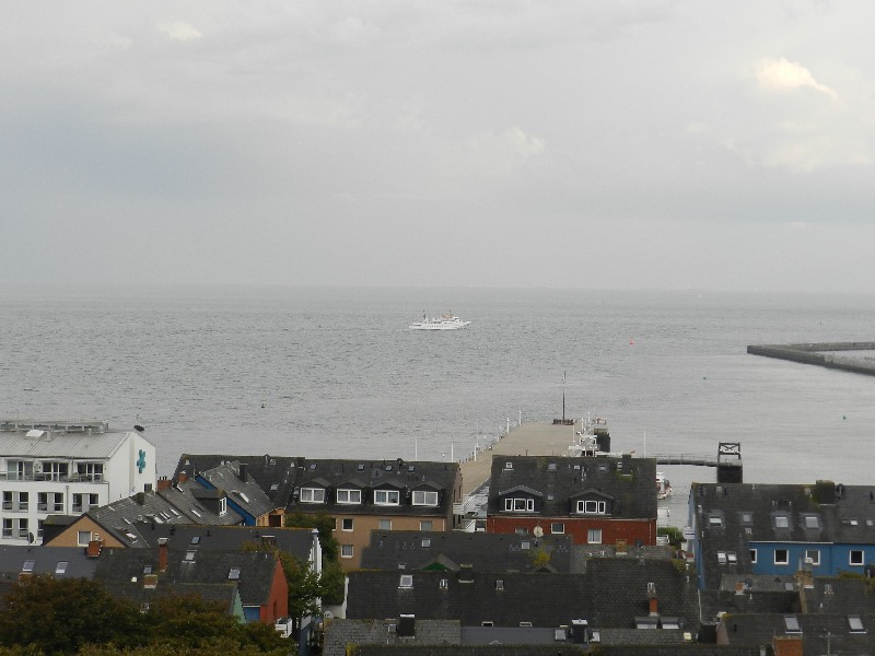 Das Passagierschiff Funny Girl ist am Nordstrand der Düne nach einer Havarie auf Grund gelaufen und liegt bei Niderigwasser deshalb leicht schief im Wasser.
