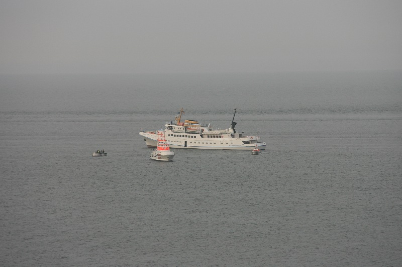 Das Passagierschiff Funny Girl ist am Nordstrand der Düne nach einer Havarie auf Grund gelaufen und liegt bei Niderigwasser deshalb leicht schief im Wasser.