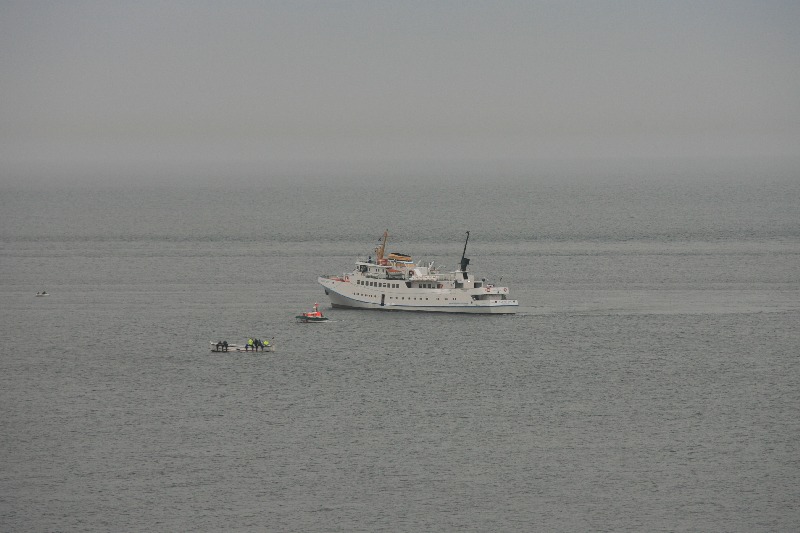 Das Passagierschiff Funny Girl ist am Nordstrand der Düne nach einer Havarie auf Grund gelaufen und liegt bei Niderigwasser deshalb leicht schief im Wasser.