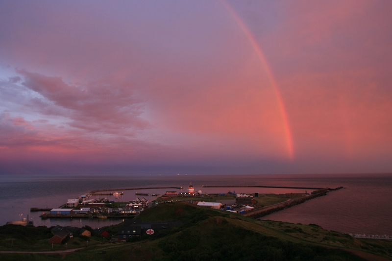 Ein seltener Roter Regenbogen von Helgoland aus gesehen.