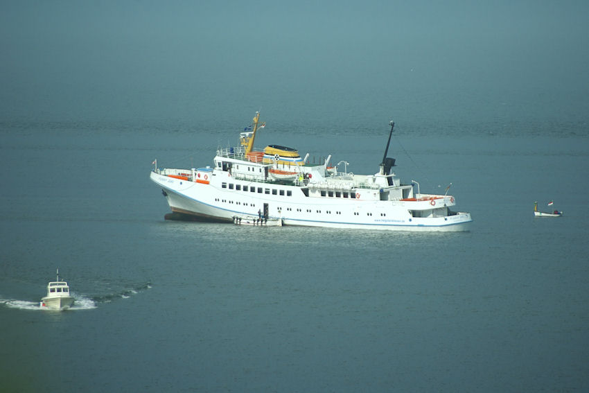 Das Passagierschiff Funny Girl ist am Nordstrand der Düne nach einer Havarie auf Grund gelaufen und liegt bei Niderigwasser deshalb leicht schief im Wasser.