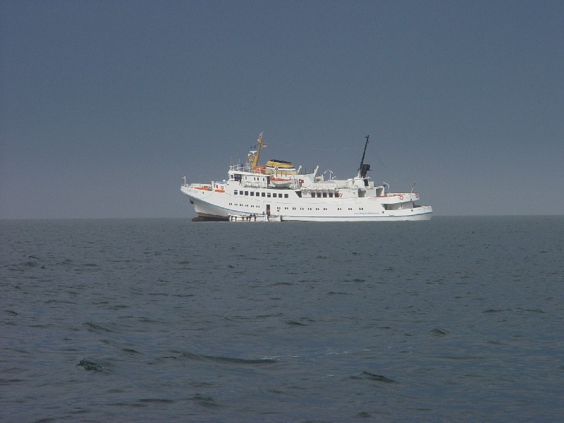 Das Passagierschiff Funny Girl ist am Nordstrand der Düne nach einer Havarie auf Grund gelaufen und liegt bei Niderigwasser deshalb leicht schief im Wasser.