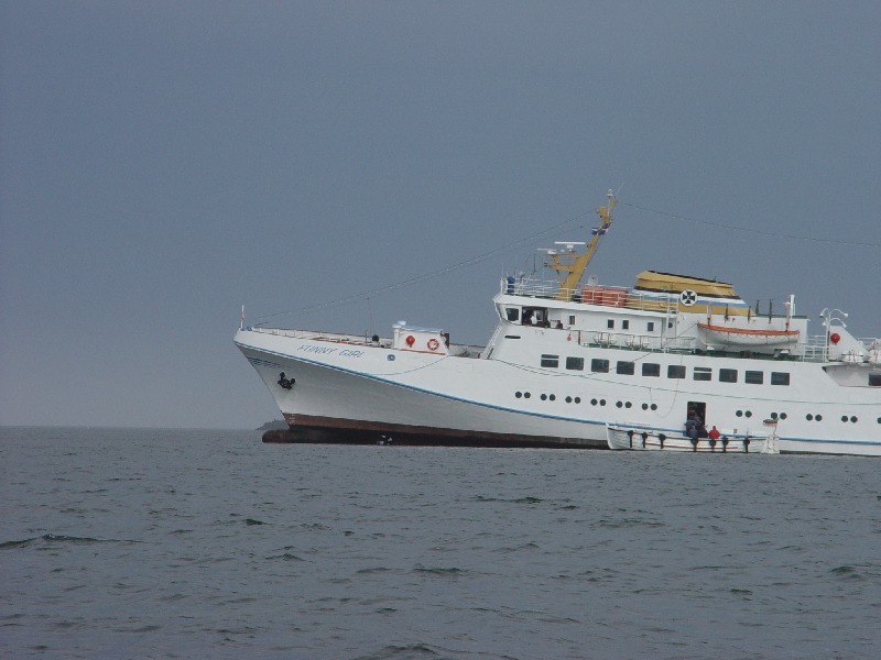 Das Passagierschiff Funny Girl ist am Nordstrand der Düne nach einer Havarie auf Grund gelaufen und liegt bei Niderigwasser deshalb leicht schief im Wasser.