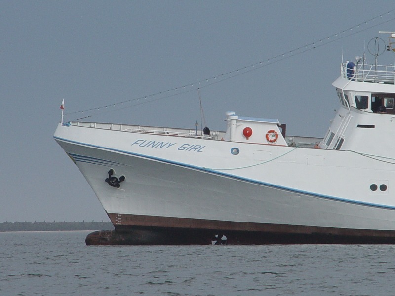 Das Passagierschiff Funny Girl ist am Nordstrand der Düne nach einer Havarie auf Grund gelaufen und liegt bei Niderigwasser deshalb leicht schief im Wasser.