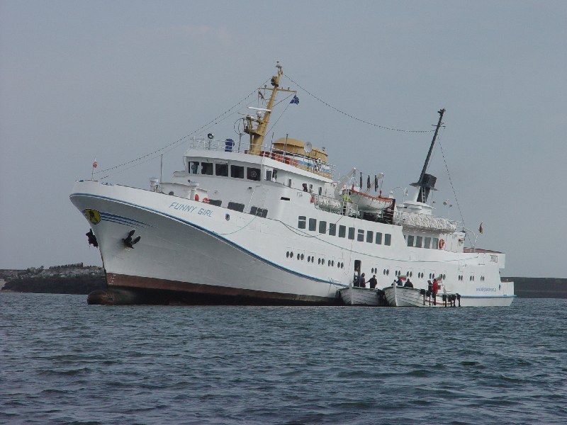Das Passagierschiff Funny Girl ist am Nordstrand der Düne nach einer Havarie auf Grund gelaufen und liegt bei Niderigwasser deshalb leicht schief im Wasser.