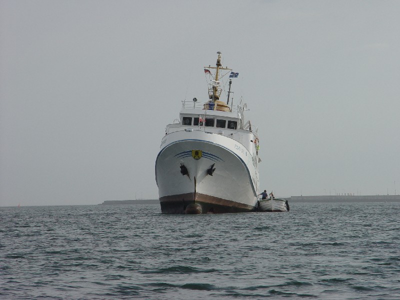 Das Passagierschiff Funny Girl ist am Nordstrand der Düne nach einer Havarie auf Grund gelaufen und liegt bei Niderigwasser deshalb leicht schief im Wasser.