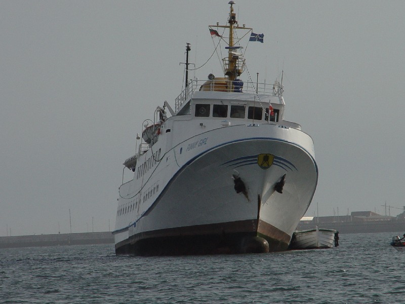 Das Passagierschiff Funny Girl ist am Nordstrand der Düne nach einer Havarie auf Grund gelaufen und liegt bei Niderigwasser deshalb leicht schief im Wasser.