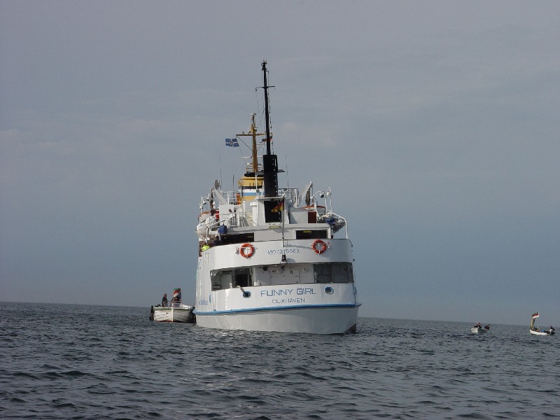 Das Passagierschiff Funny Girl ist am Nordstrand der Düne nach einer Havarie auf Grund gelaufen und liegt bei Niderigwasser deshalb leicht schief im Wasser.