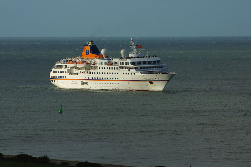 Das Kreuzfahrtschiff Hanseatic durchfährt die Helgoländer Reede von Norden her.