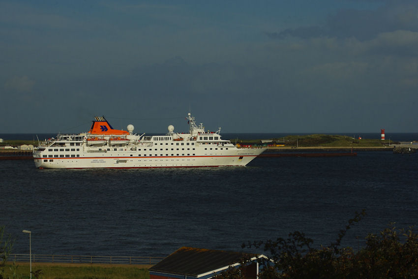 Das Kreuzfahrtschiff Hanseatic durchfährt die Helgoländer Reede von Norden her.