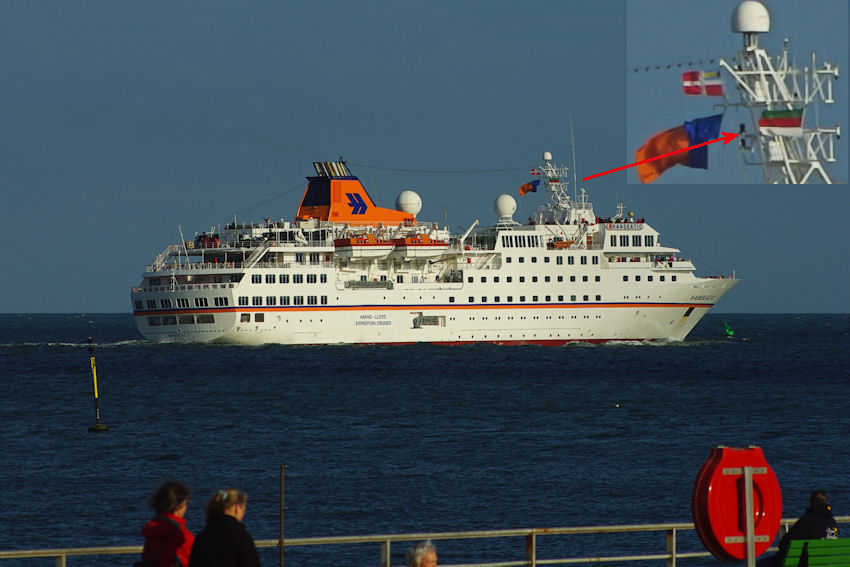 Das Kreuzfahrtschiff Hanseatic durchfährt die Helgoländer Reede von Norden her.
