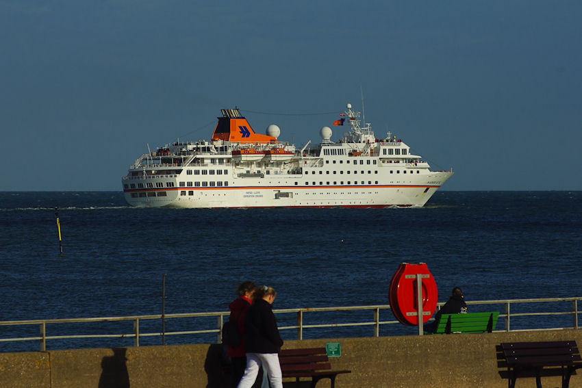 Das Kreuzfahrtschiff Hanseatic durchfährt die Helgoländer Reede von Norden her.