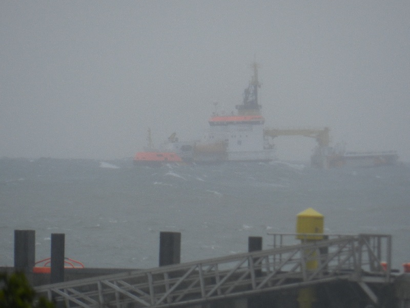 Die Neuwerk, ein Schiff der Küstenwache, in schwerer See vor der Einfahrt des Helgoländer Südhafens.