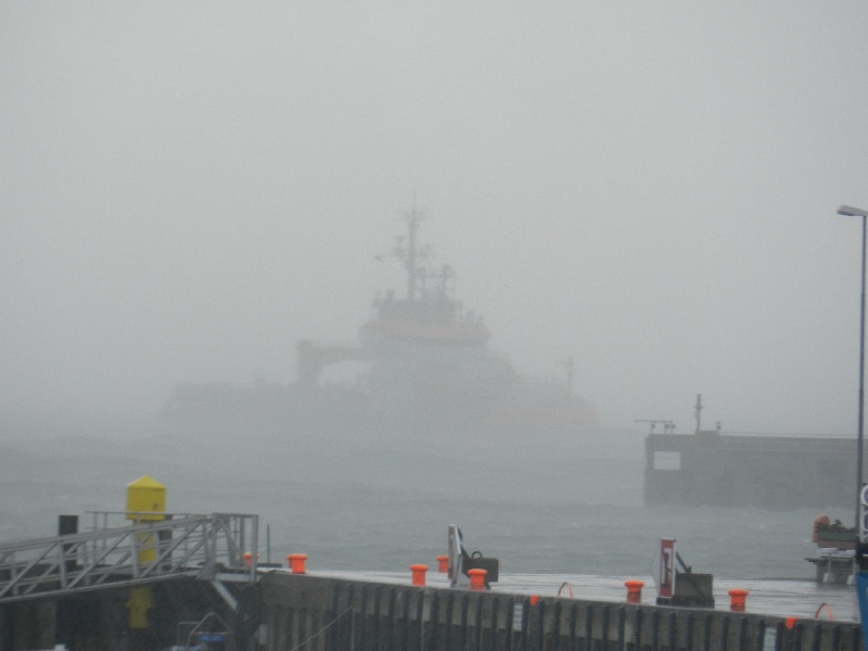 Die Neuwerk, ein Schiff der Küstenwache, in schwerer See vor der Einfahrt des Helgoländer Südhafens.