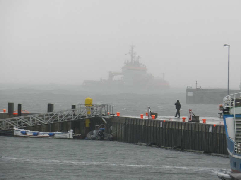 Die Neuwerk, ein Schiff der Küstenwache, in schwerer See vor der Einfahrt des Hegoländer Südhafens.