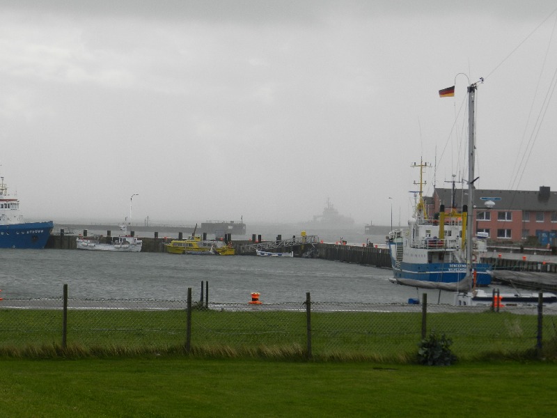 Die Neuwerk, ein Schiff der Küstenwache, in schwerer See vor der Einfahrt des Hegoländer Südhafens.