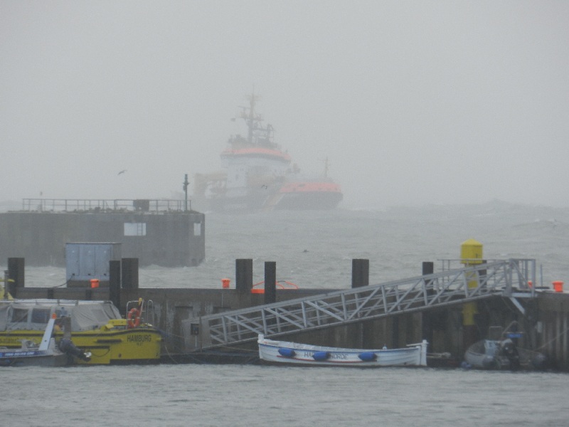 Die Neuwerk, ein Schiff der Küstenwache, in schwerer See vor der Einfahrt des Hegoländer Südhafens.