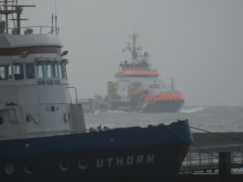 Die Neuwerk, ein Schiff der Küstenwache, in schwerer See vor der Einfahrt des Helgoländer Südhafens.