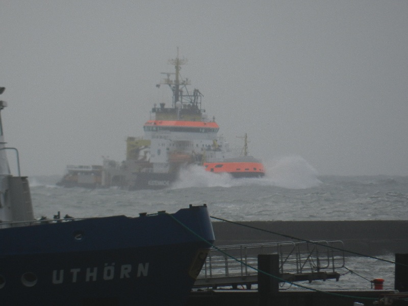 Die Neuwerk, ein Schiff der Küstenwache, in schwerer See vor der Einfahrt des Helgoländer Südhafens.