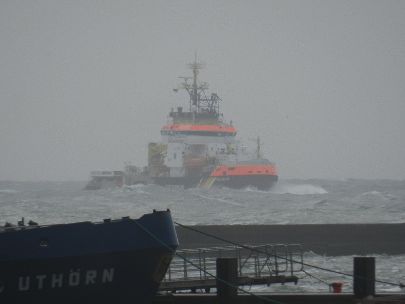 Die Neuwerk, ein Schiff der Küstenwache, in schwerer See vor der Einfahrt des Helgoländer Südhafens.
