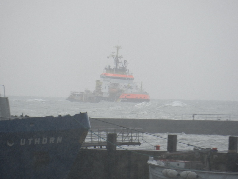 Die Neuwerk, ein Schiff der Küstenwache, in schwerer See vor der Einfahrt des Helgoländer Südhafens.