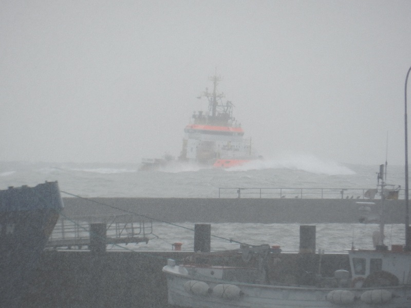 Die Neuwerk, ein Schiff der Küstenwache, in schwerer See vor der Einfahrt des Helgoländer Südhafens.