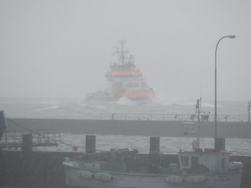 Die Neuwerk, ein Schiff der Küstenwache, in schwerer See vor der Einfahrt des Helgoländer Südhafens.