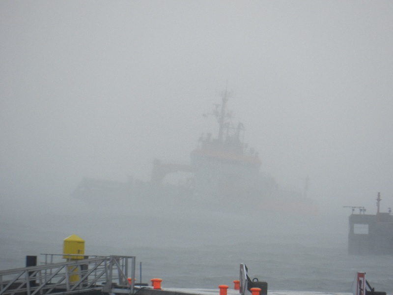 Die Neuwerk, ein Schiff der Küstenwache, in schwerer See vor der Einfahrt des Helgoländer Südhafens.