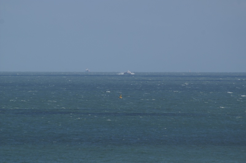 Der Katamaran Halunder Jet mit Kurs auf Helgoland weit hinter dem Seezeichen Düne-Süd.