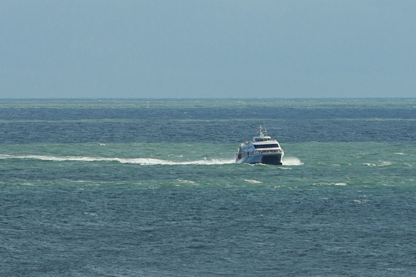 Der Katamaran Halunder Jet mit Kurs auf Helgoland.