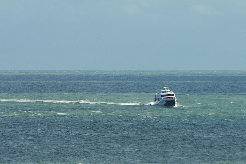 Der Katamaran Halunder Jet mit Kurs auf Helgoland.