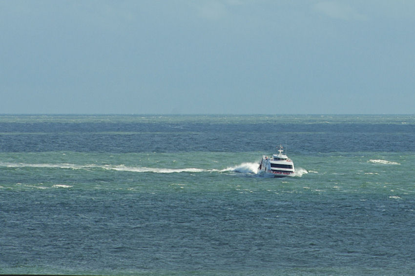 Der Katamaran Halunder Jet mit Kurs auf Helgoland.
