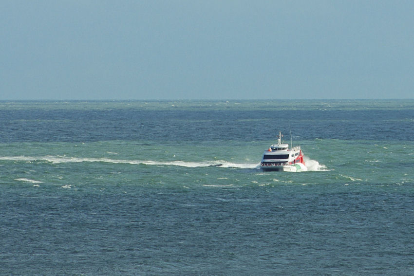 Der Katamaran Halunder Jet mit Kurs auf Helgoland.