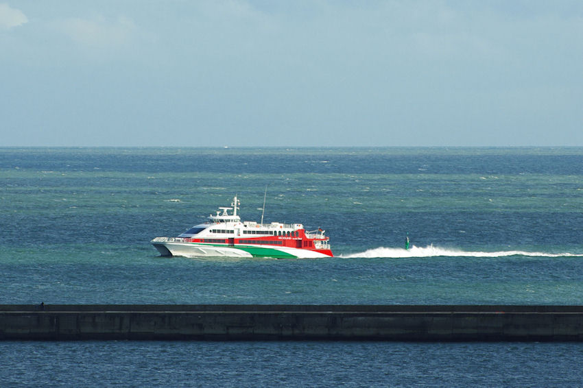 Der Katamaran Halunder Jet mit Kurs auf Helgoland.