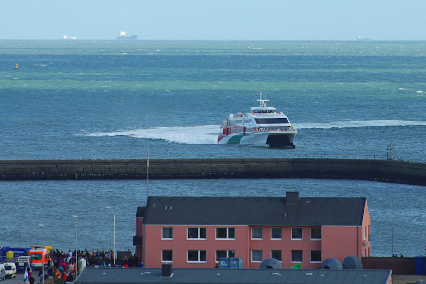 Der Katamaran Halunder Jet mit Kurs auf Helgoland.